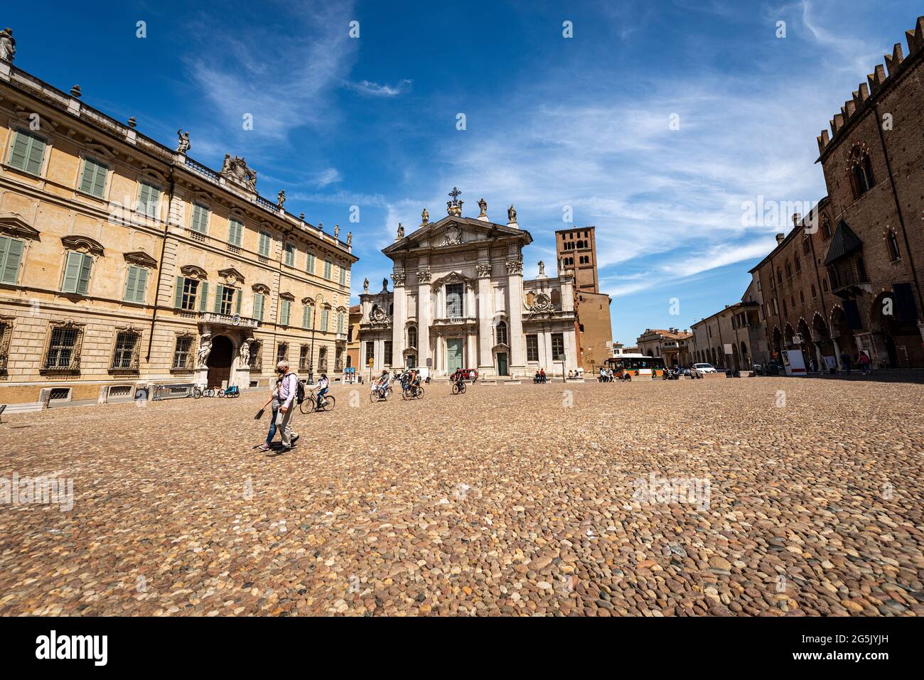 Place de Sordello avec la cathédrale Saint-Pierre, le Palais des évêques et le Palais Ducal, centre-ville de Mantoue, Lombardie, Italie, Europe. Banque D'Images