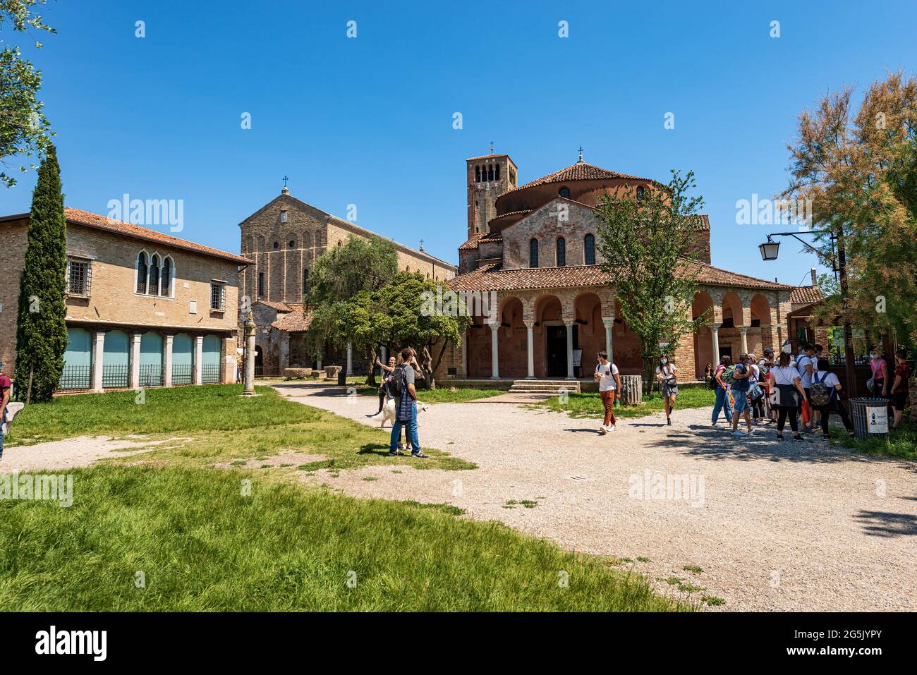 Île de Torcello, basilique et cathédrale de Santa Maria Assunta de style vénitien-byzantin (639) et église de Santa Fosca (IX-XII siècle). Banque D'Images