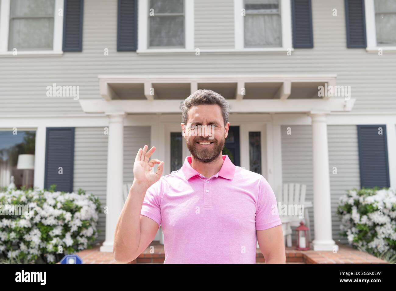 heureux barbu homme courtier près de nouvelle maison après le loyer ou acheter nouvelle maison, hypothèque Banque D'Images