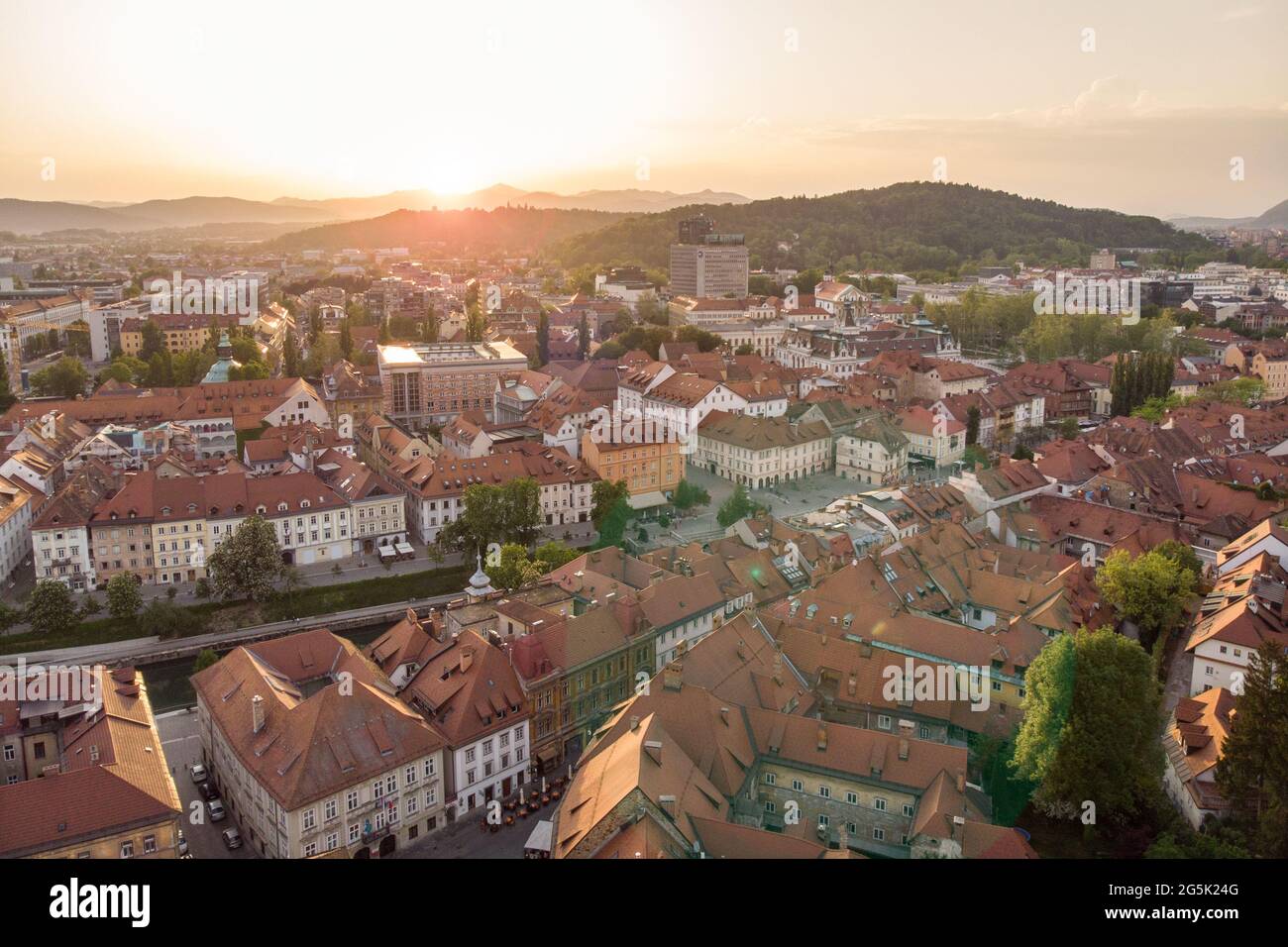 Panorama aérien de la capitale slovène Ljubljana au coucher du soleil. Banque D'Images