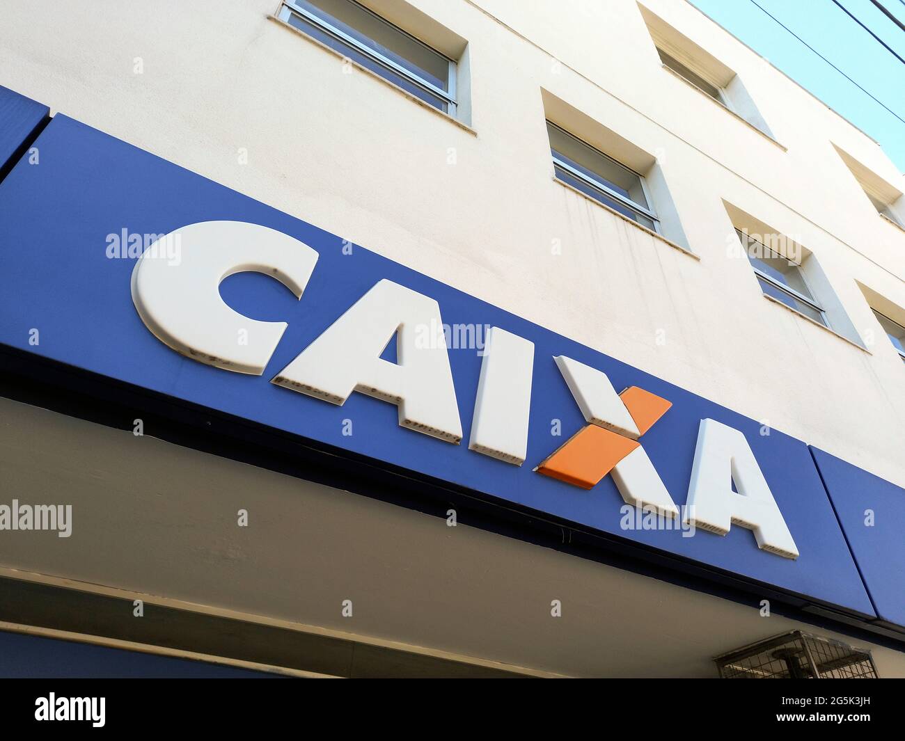 Oliveira, Minas Gerais, Brésil - 27 juin 2021 : logo de la succursale de la banque Caixa dans la ville d'Oliveira - Minas Gerais Banque D'Images