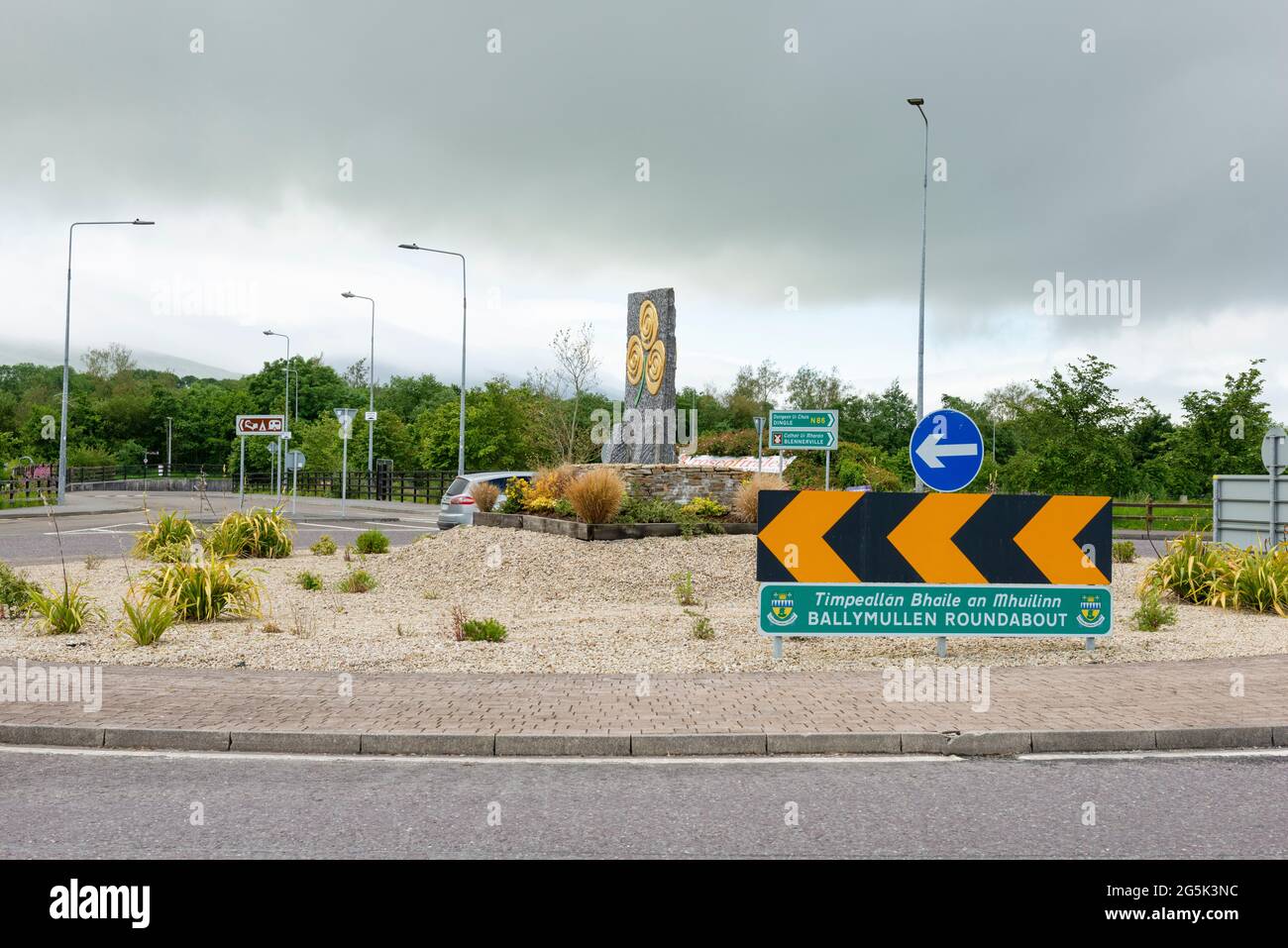 Rond-point de Ballymullen sur la route de Dan Spring à la périphérie de Tralee, comté de Kerry, Irlande Banque D'Images