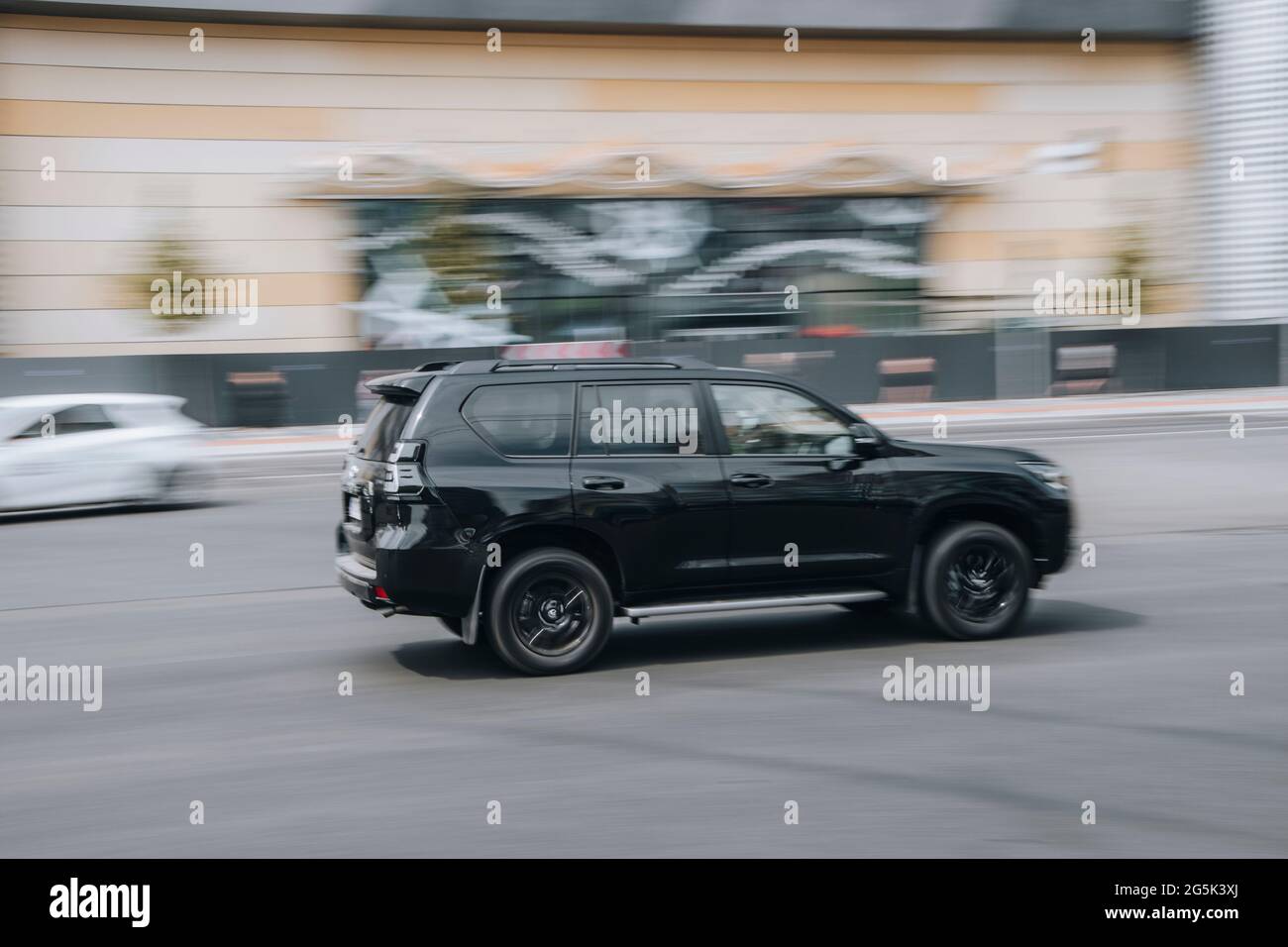 Ukraine, Kiev - 27 juin 2021: Voiture noire Toyota Land Cruiser Prado se déplaçant dans la rue. Éditorial Banque D'Images