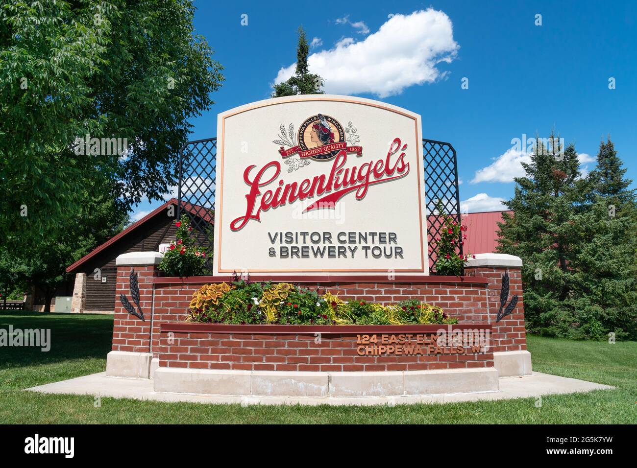 CHIPPEWA FALLS, WI,USA - 22 JUIN 2021 - Jacob Leinenkugel Brewing Company, centre des visiteurs et logo de marque. Banque D'Images
