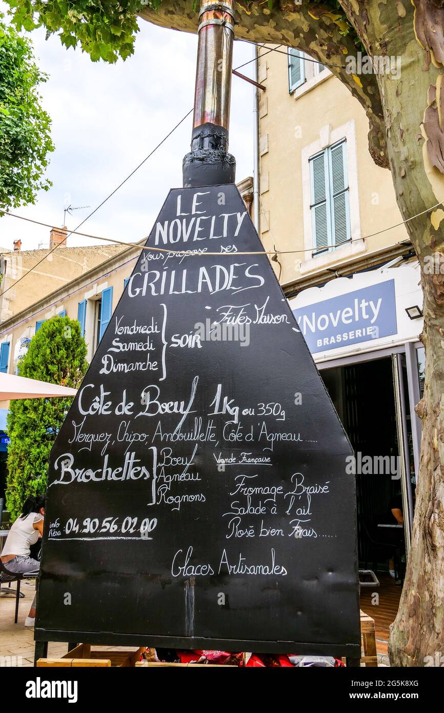 Restaurant Salon De Provence Place Morgan Tableau noir sur la terrasse d'un restaurant, place Morgan, salon de  Provence, Bouches du Rhône, France Photo Stock - Alamy