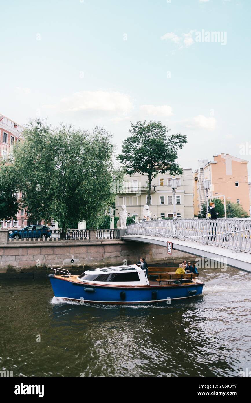 Pont des quatre Lions et bateau de plaisance avec touristes sur le canal Griboyedov. Banque D'Images