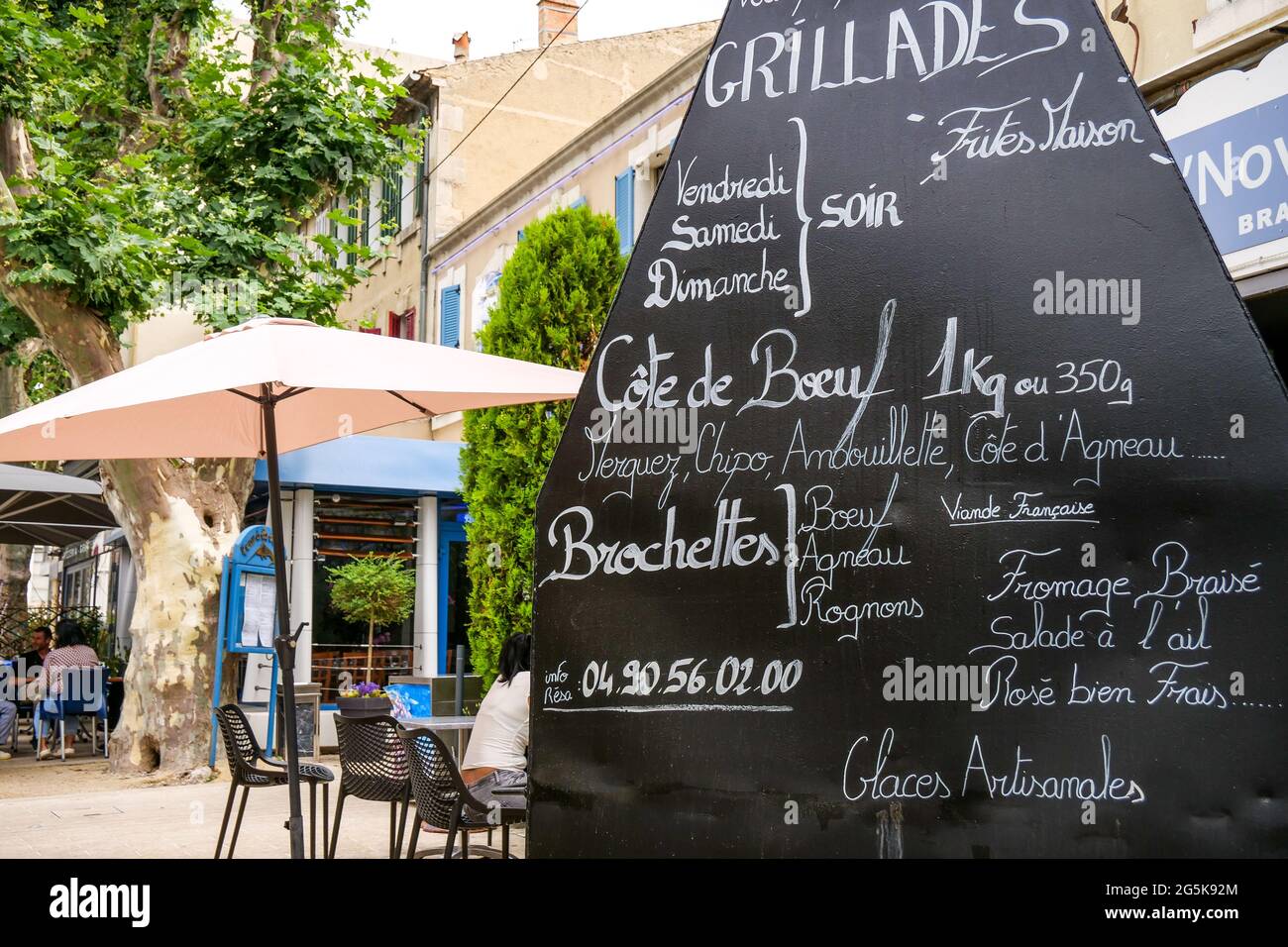 Restaurant Salon De Provence Place Morgan Tableau noir sur la terrasse d'un restaurant, place Morgan, salon de  Provence, Bouches du Rhône, France Photo Stock - Alamy
