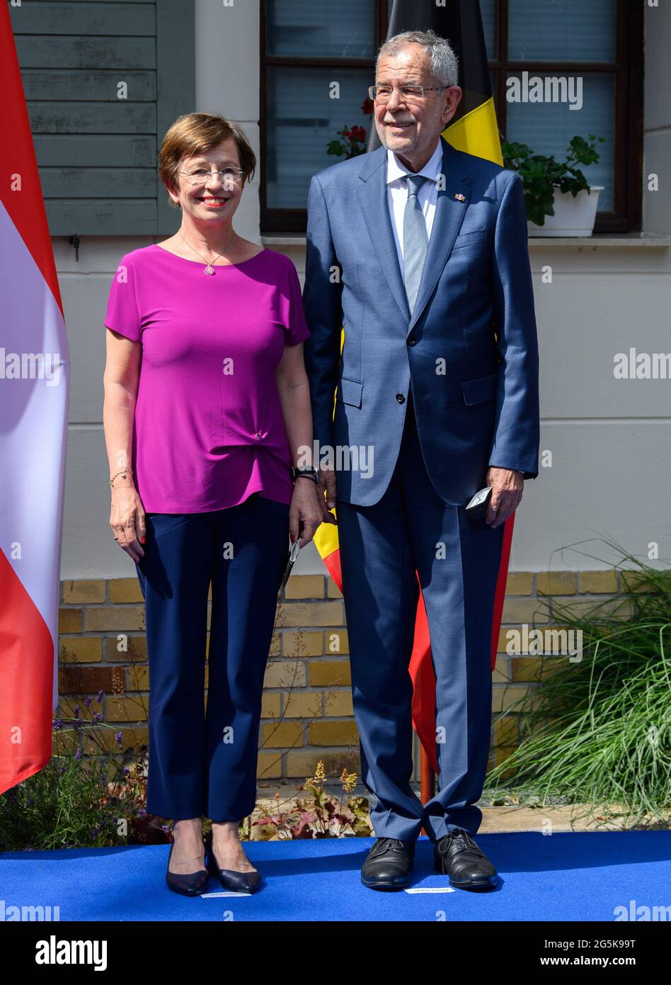 28 juin 2021, Brandebourg, Potsdam: Le président autrichien Alexander Van  der Bellen et sa femme Doris Schmidauer se tiennent devant la Maison  bavaroise lors de la photo de groupe avec le président