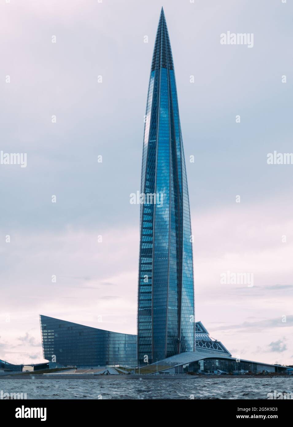 Vue sur le centre de Lakhta depuis le parc « 300 ans ». Banque D'Images