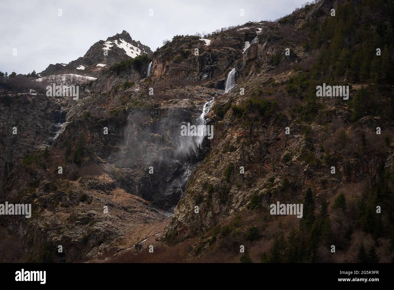 ruisseaux d'eau une cascade de montagne souffle sur une falaise Banque D'Images