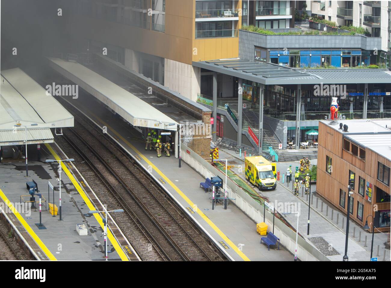 La police et les services d'urgence vus d'en haut en action à un incendie à Elephant and Castle Banque D'Images