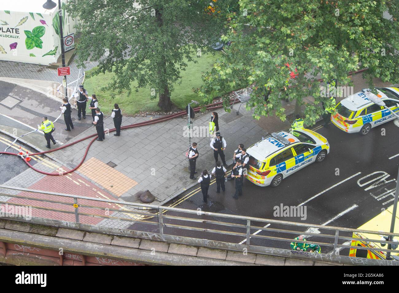 La police et les services d'urgence vus d'en haut en action à un incendie à Elephant and Castle Banque D'Images