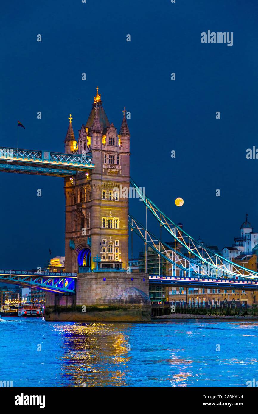 Tower Bridge au-dessus de la Tamise, Londres, Royaume-Uni Banque D'Images