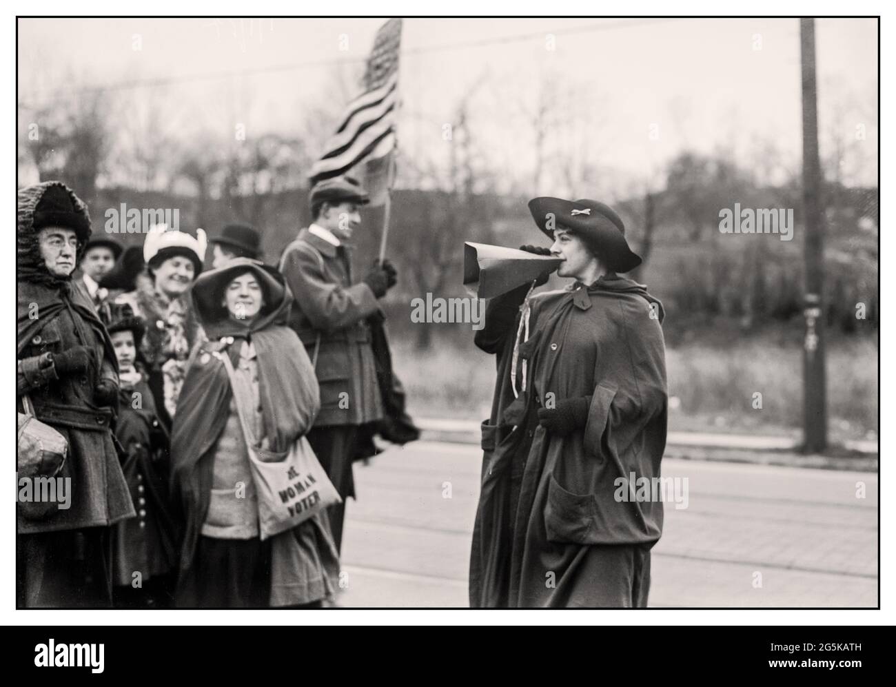 SUFFRAGETTES USA Gen. Jones 'FORWARD' - suffragettes USA Rosalie Gardiner Jones (24 février 1883 - 12 janvier 1978) est une suffragette américaine. Elle a pris les 'Pankhurst' comme modèles et après avoir entendu parler des 'femmes brunes', elle a organisé des marches pour attirer l'attention sur la cause du suffrage. Elle était connue sous le nom de « général Jones » à cause de ses adeptes. Créé / publié [entre CA. 1910 et CA. 1915] vu ici motiver ses adeptes avec un mégaphone fait main. Amérique États-Unis Banque D'Images