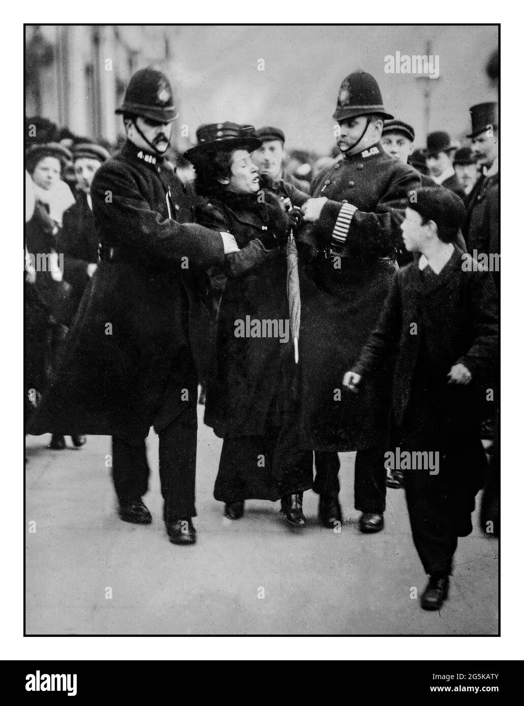 Archive SUFFRAGE SUFFRAGETTE ARRESTATION Londres - arrestation d'une suffragette protestante par deux agents de la police britannique. Bain News Service, publié entre environ 1910 et environ 1915 Banque D'Images