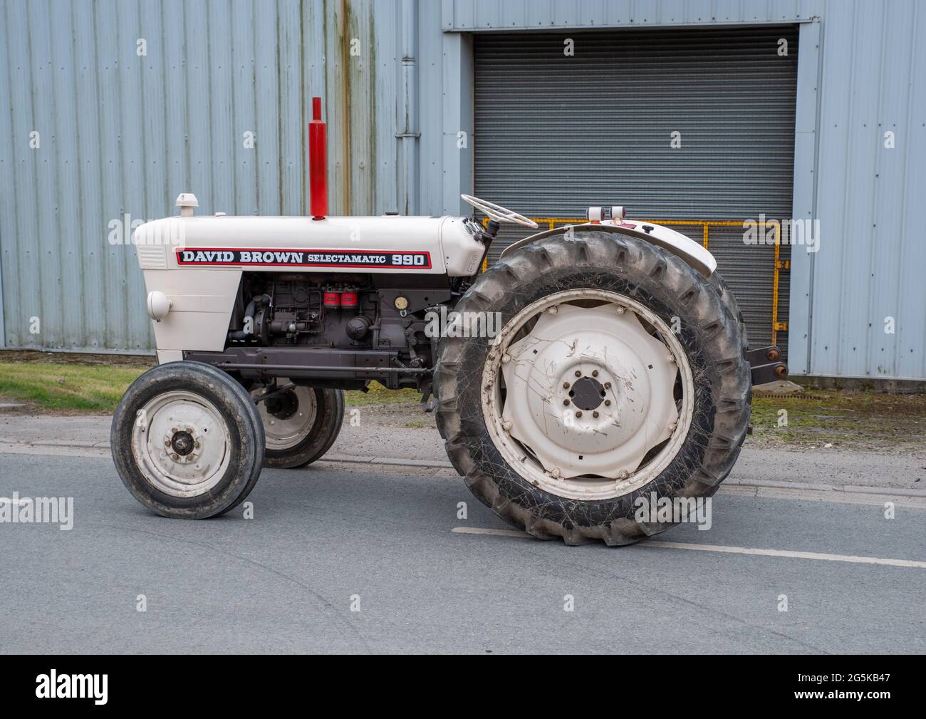 27 juin 2021 - Pocklington, East Yorkshire, Royaume-Uni - Beacon Young Farmers Club Tractor Run. Blanc David Brown tracteur perchée sans conducteur. Banque D'Images