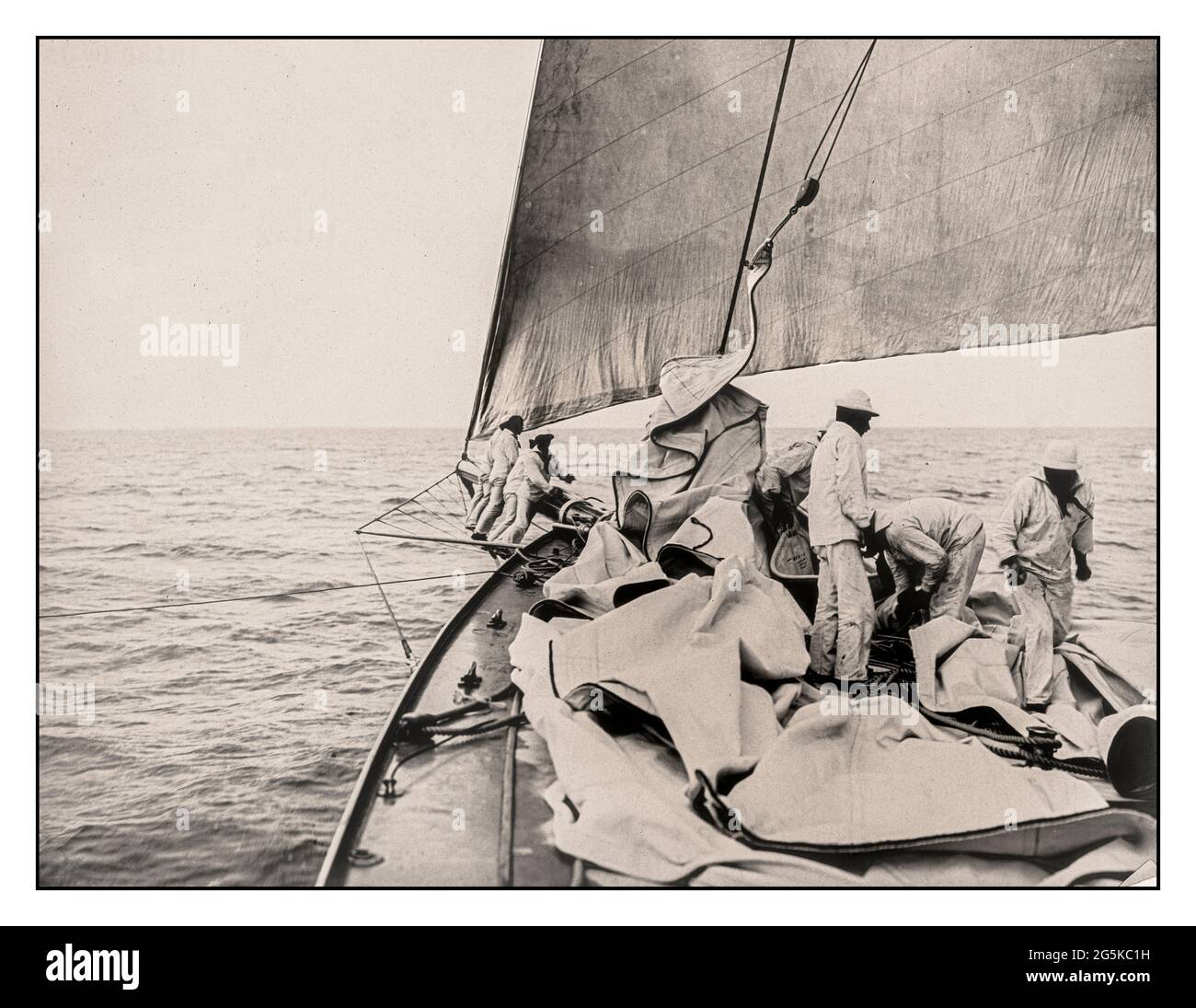 AMERICA CUP VAINQUEUR 1903 RELIANCE maniement voile sur le yacht Reliance, gagnant de la coupe de l'Amérique 1903] Résumé la photographie montre le couteau gaff conçu par Nathanael Greene Herreshoff et construit par Herreshoff Manufacturing Company, Bristol, Rhode Island, pour la coupe de l'Amérique 1903. Noms des contributeurs Burton, James, photographe créé / publié [1903] sujets - Reliance (Yacht)--1900-1910 - America's Cup--(12e :--1903 :--New York, N.Y.)--matériel et fournitures - Voiliers--American-1900-1910 - Yachts--American-1900-1910 ---1900-1910 Banque D'Images