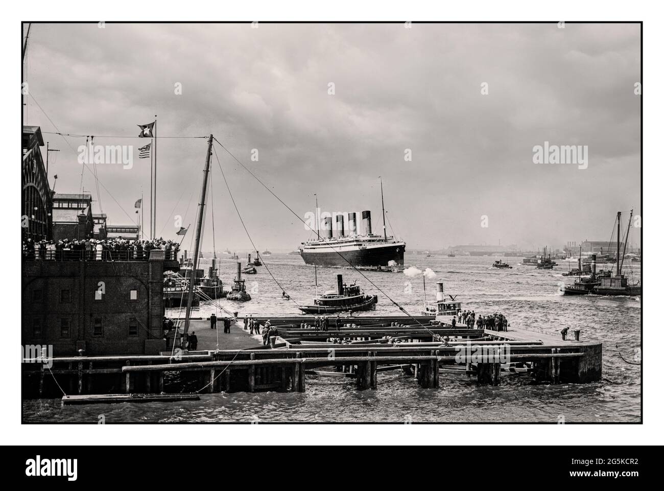 Arrivée RMS OLYMPIC 1911 mouillage foules remorqueurs bateaux New York Harbour USA bain News Service, éditeur 1911 bateau à vapeur jumeau à RMS Titanic White Star Line four Funnel Transatlantic bateau à vapeur de luxe Ocean liner 1900 Banque D'Images