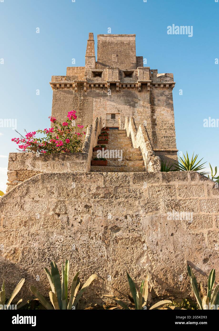 Vue sur la tour de fortification historique - Torre Colimena dans le village de Manduria, province de Taranto, Puglia, Italie Banque D'Images