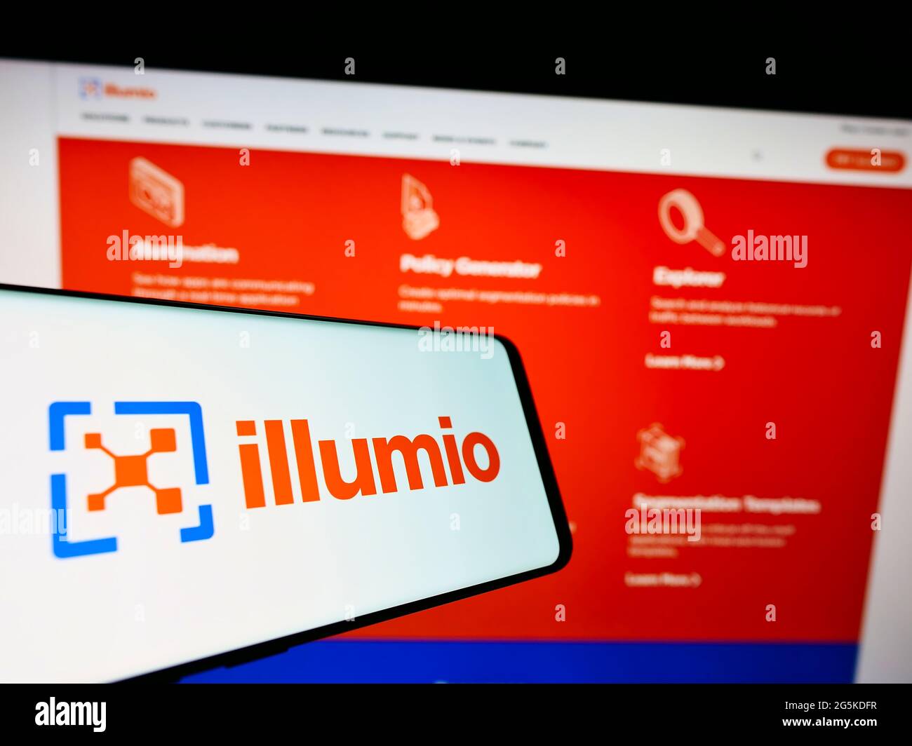 Téléphone mobile avec logo de la société américaine de sécurité informatique dans le cloud Ilumio Inc. À l'écran devant le site Web. Effectuez la mise au point au centre-droit de l'écran du téléphone. Banque D'Images