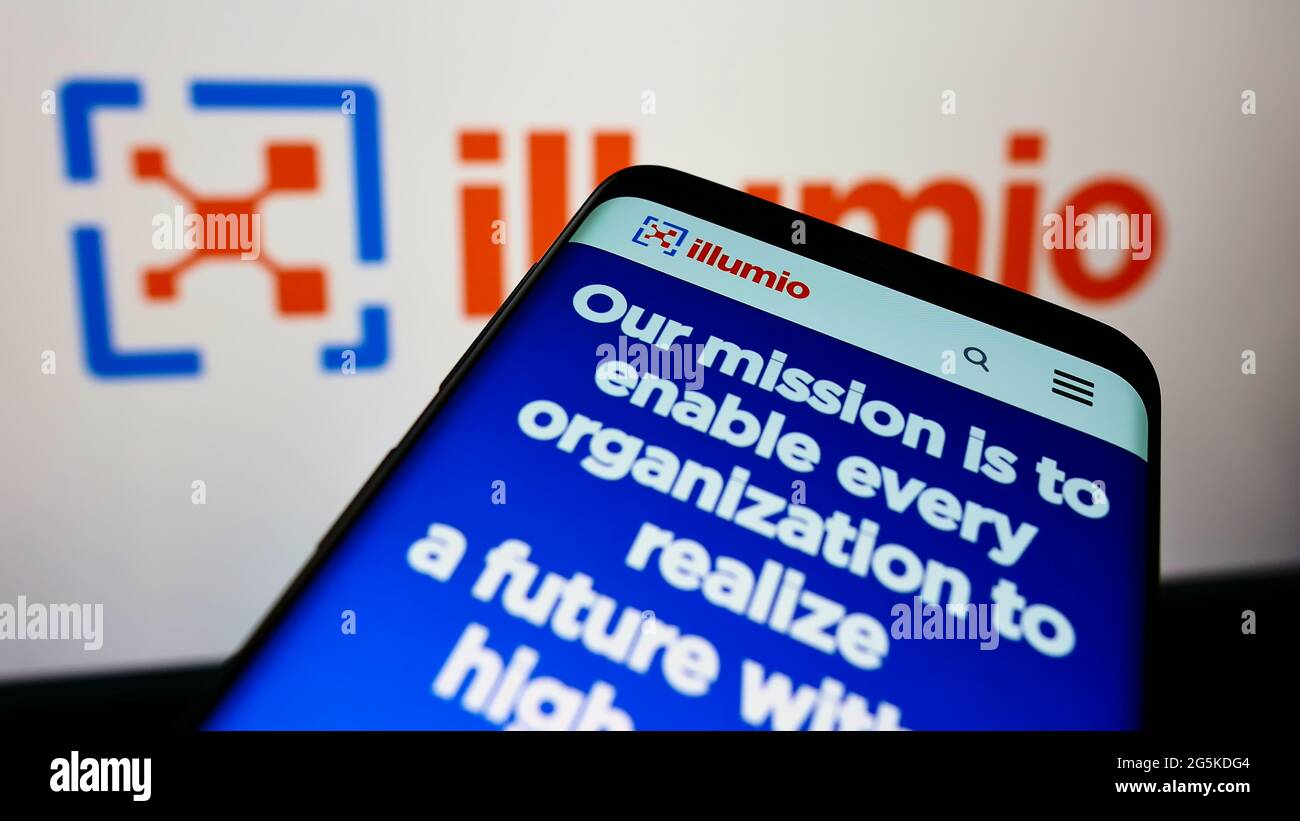 Téléphone portable avec le site Web de la société américaine de sécurité informatique dans le cloud Ilumio Inc. À l'écran devant le logo de l'entreprise. Faites la mise au point dans le coin supérieur gauche de l'écran du téléphone. Banque D'Images