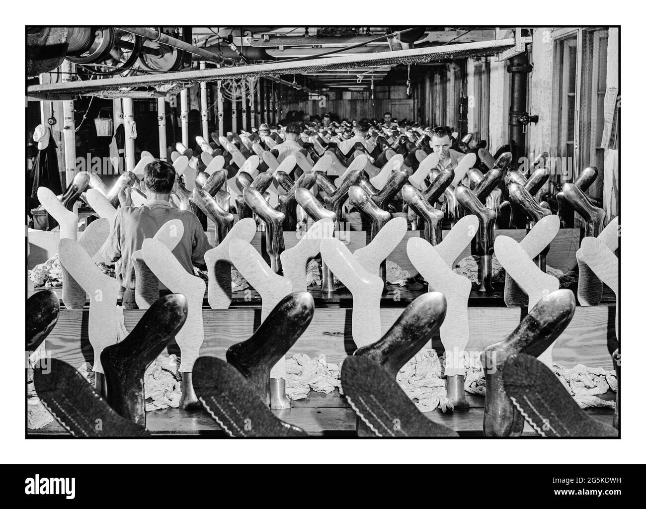 Fabrication de BOUILLIES de CHAUSSETTES des années 1940 Sock Driers WW2 à l'usine de bonneterie du comté de Greene, Géorgie États-Unis Jack Delano, photographe 1941 nov. -États-Unis--Géorgie--Greene County Amérique États-Unis Banque D'Images