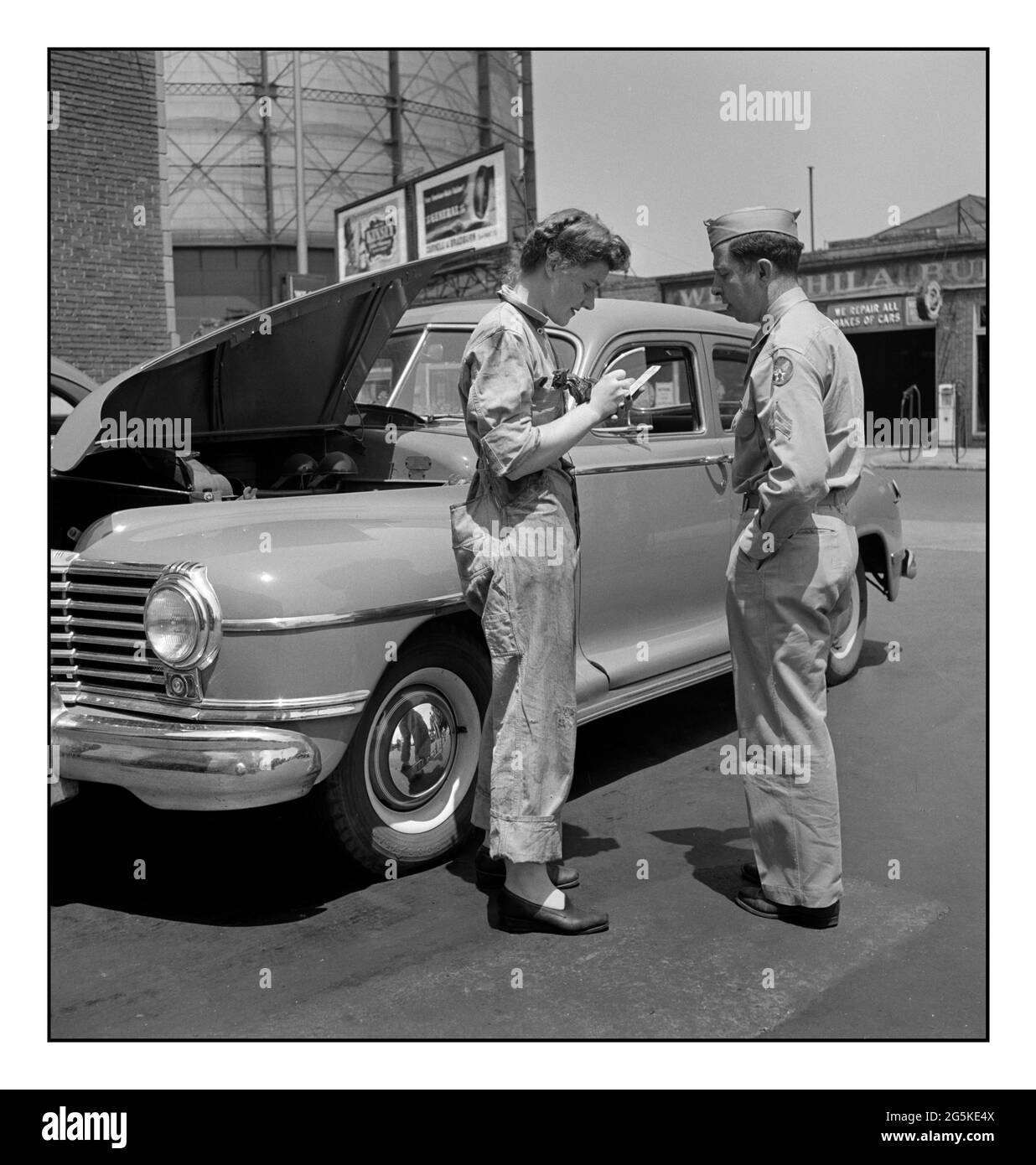 Archive Femme Guerre WW2 oeuvre des années 1940 Femme gardien de garage assistant à un militaire soldat de la Seconde Guerre mondiale américain Philadelphie, Pennsylvanie. Mlle Frances Heisler, un gardien de garage à l'un des garages de l'Atlantic Refining Company. Jack Delano photographe 1943 juin. - États-Unis--Pennsylvanie--Comté de Philadelphie--Philadelphie Banque D'Images Archive Femme Guerre WW2 oeuvre des années 1940 Femme gardien de garage assistant à un militaire soldat de la Seconde Guerre mondiale américain Philadelphie, Pennsylvanie. Mlle Frances Heisler, un gardien de garage à l'un des garages de l'Atlantic Refining Company. Jack Delano photographe 1943 juin. - États-Unis--Pennsylvanie--Comté de Philadelphie--Philadelphie Banque D'Images
