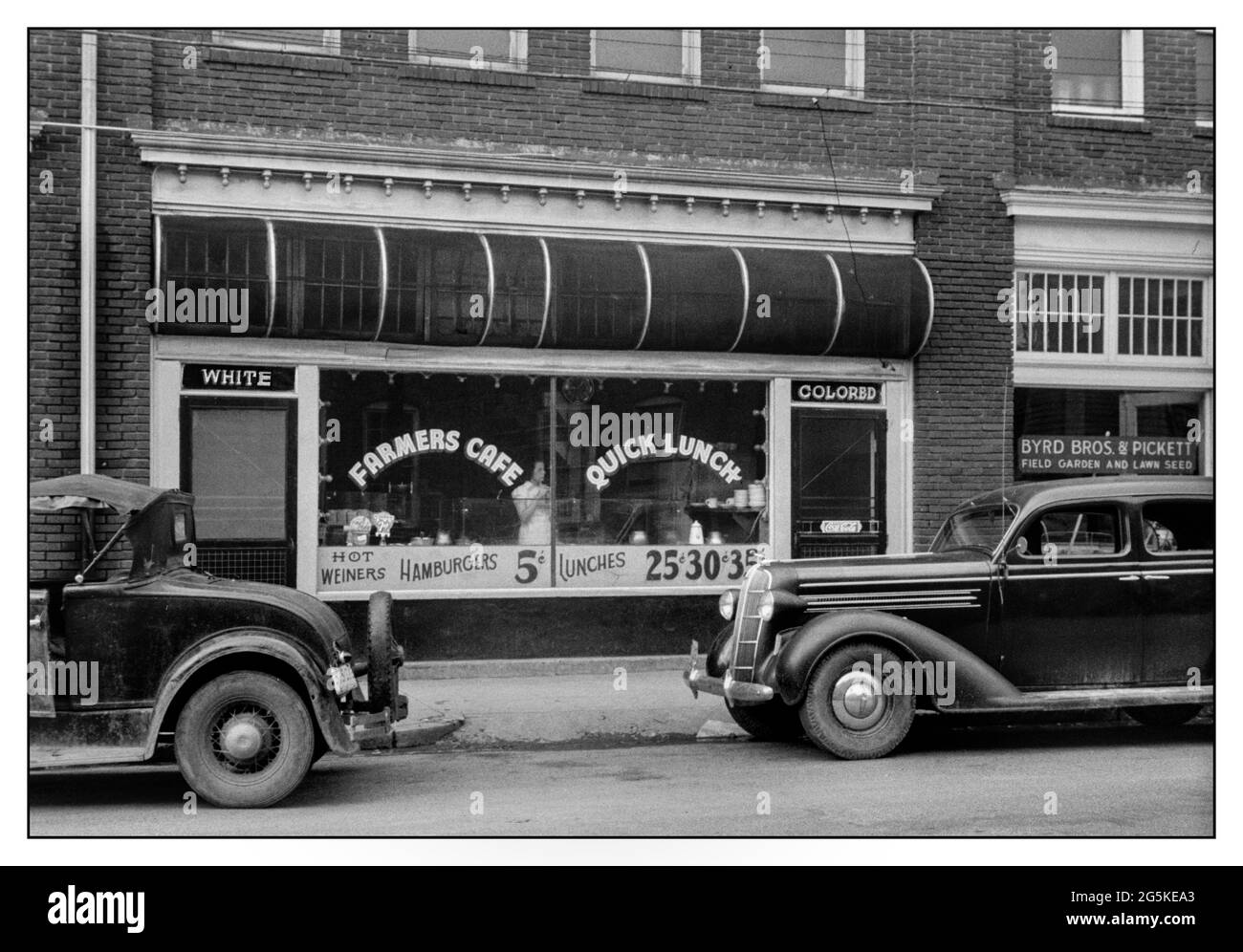 1930s discrimination raciale ségrégation restaurant café entrées USA café restaurant près du marché du tabac, Durham, Caroline du Nord deux portes d'entrée au café, une pour 'blanc' et une pour 'coloré' des années 1930 Etats-Unis Amérique du Sud-est Banque D'Images