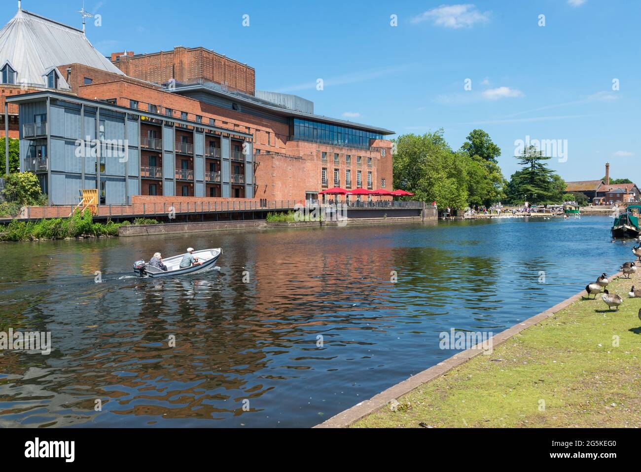 Le Royal Shakespeare Theatre, à côté de la rivière Avon, à Stratford-upon-Avon, dans le Warwickshire Banque D'Images