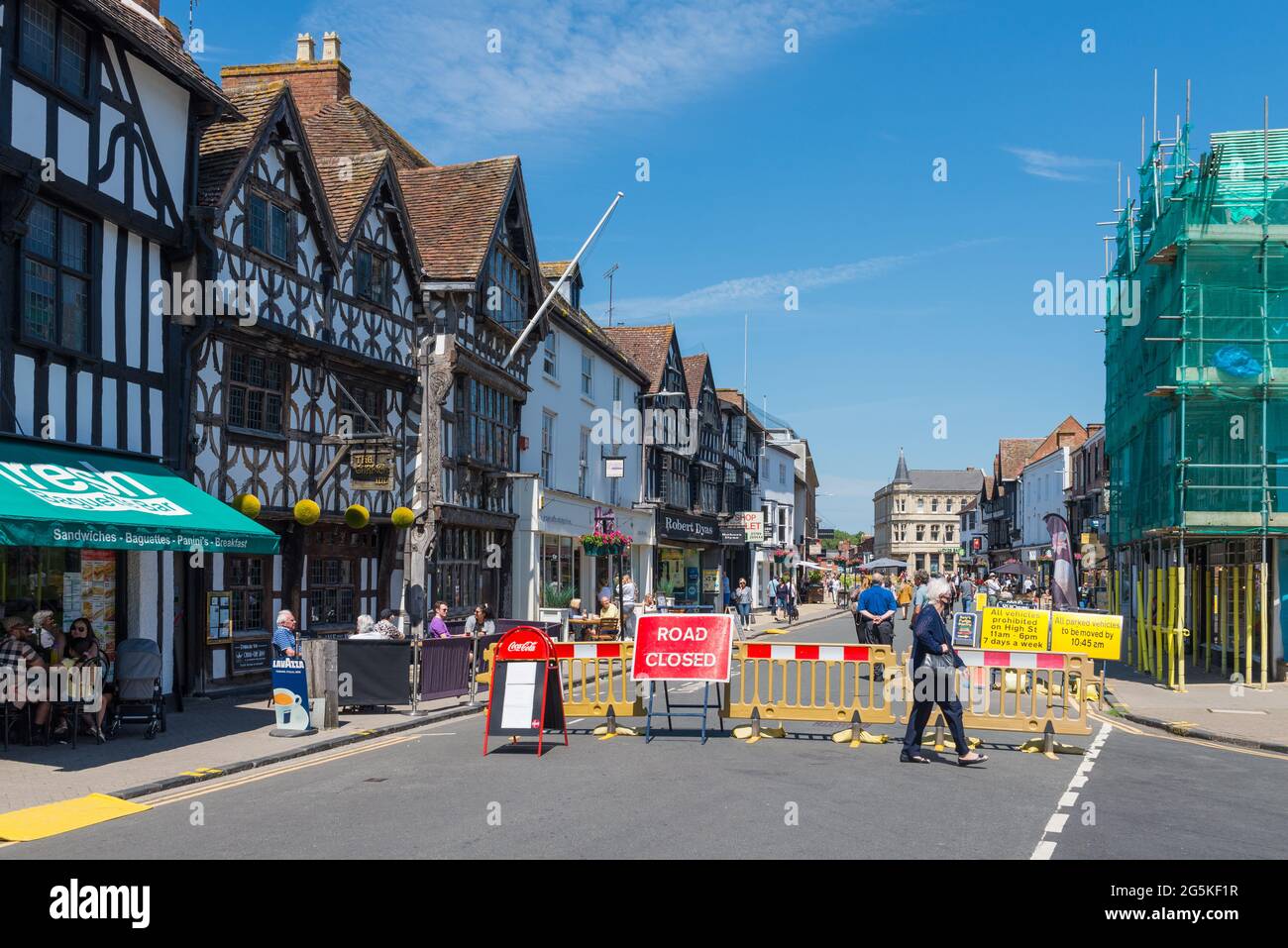 High Street à Stratford-upon-Avon, Warwickshire est fermé à la circulation pour la distance sociale et des places assises en plein air pour les cafés et les restaurants Banque D'Images