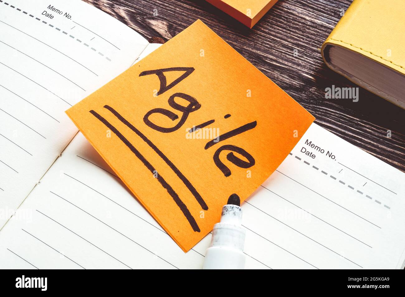 Autocollant avec World Agile dans le bloc-notes ouvert. Banque D'Images