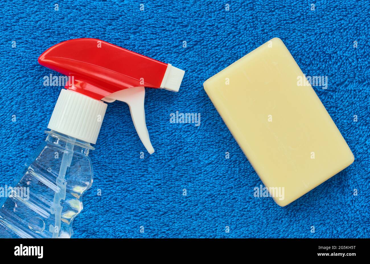 Spray désinfectant et savon hygiénique sur une serviette en éponge bleue, produits d'hygiène en gros plan Banque D'Images