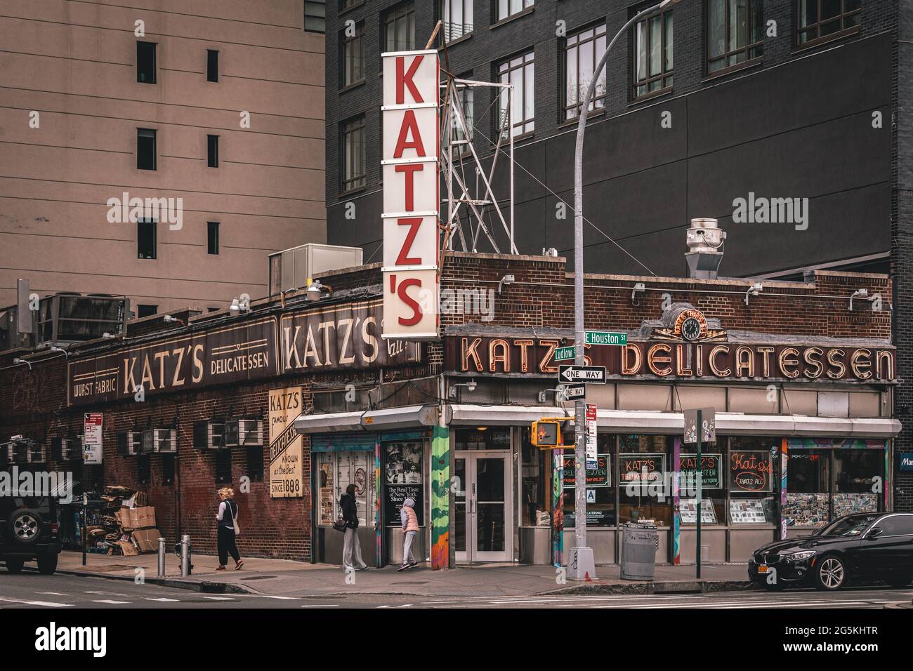 Une façade au coin de la rue - Katzs Delicatessen, Manhattan, New York Banque D'Images