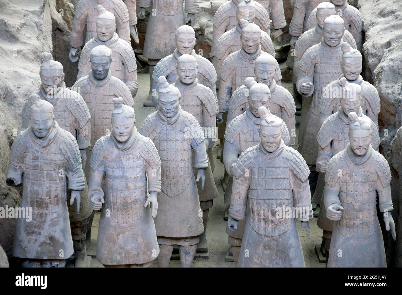 Soldats en terre cuite, Xian, province de Shaanxi, Chine. Détail des soldats dans l'armée de terre cuite de l'empereur Qin Shu Huang, vue de face. Banque D'Images