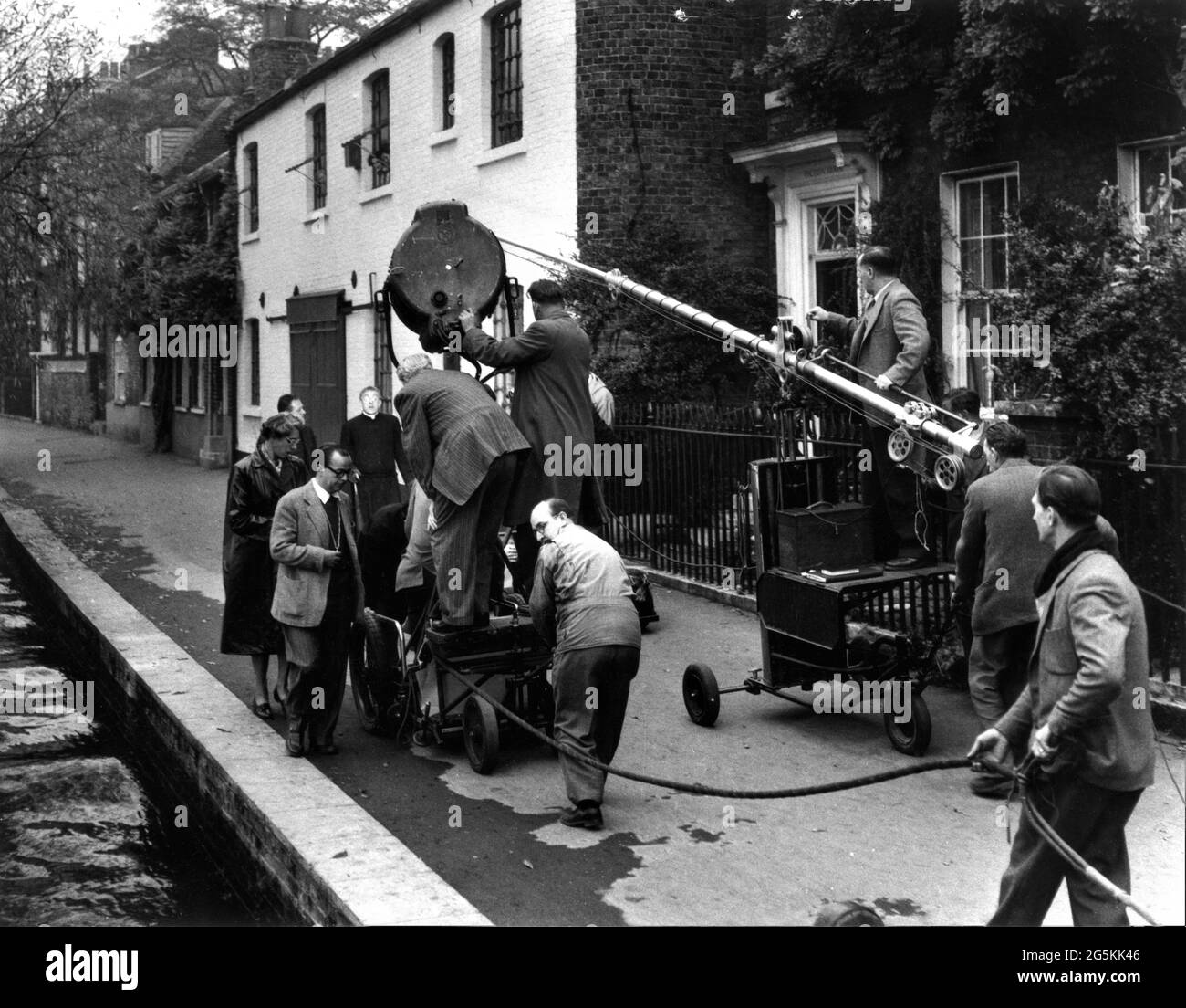 ALEC GUINNESS sur le terrain de tournage a fait du Candid avec film Crew pendant le tournage du PÈRE BROWN 1954 réalisateur ROBERT HAMER d'histoires de G.K. Chesterton scénario Robert Hamer et Thelma Schnee Facet Productions / Columbia Pictures Corporation Banque D'Images