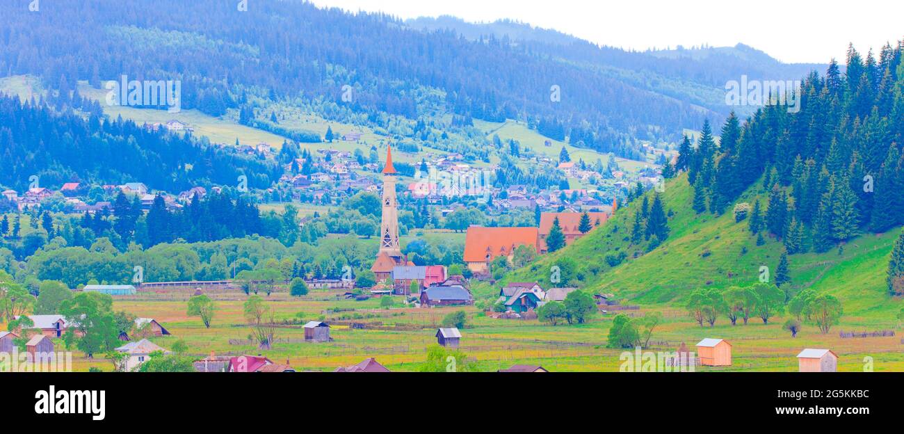 Église roumaine traditionnelle en bois. Dorna, Roumanie Banque D'Images