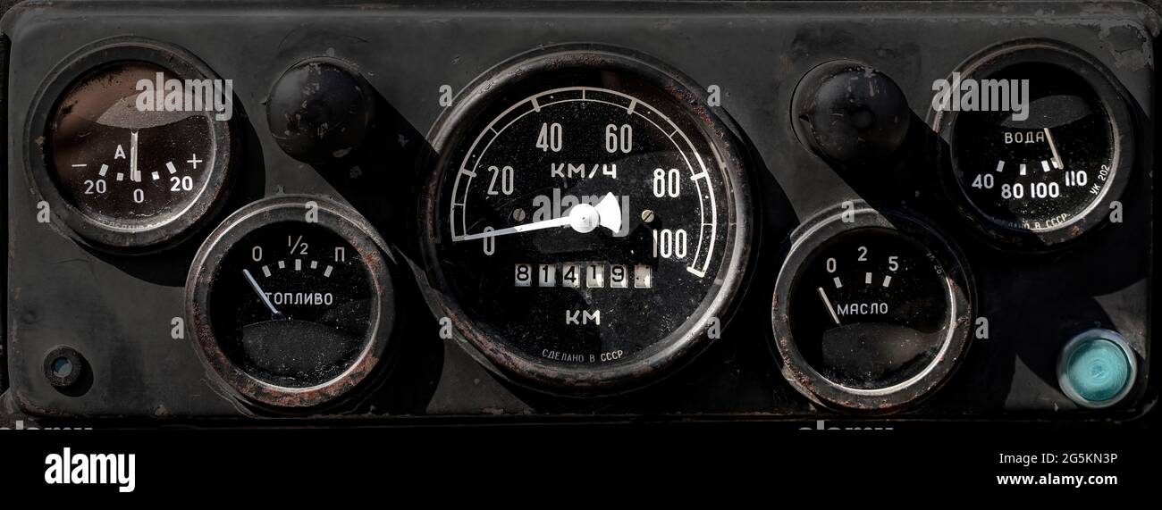 Un fragment du tableau de bord typique des anciens modèles de voitures soviétiques. Inscriptions en langue russe carburant, km h, huile, eau. Photo de haute qualité Banque D'Images