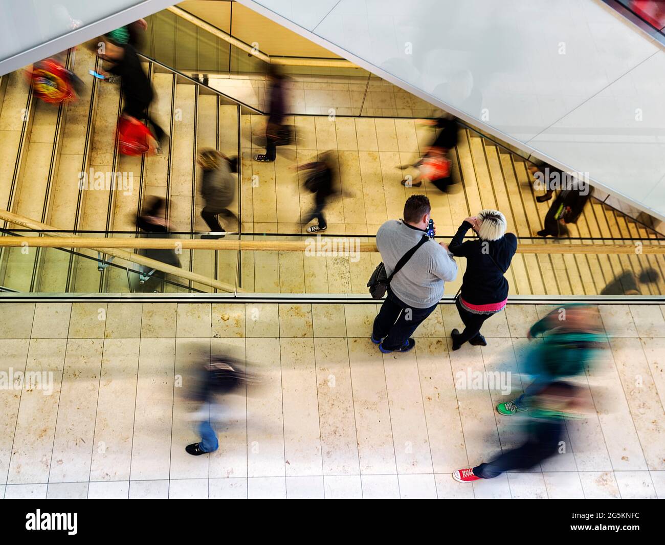 Les gens pressent, marcher sur le passage des escaliers, Hambourg, Allemagne, Europe Banque D'Images