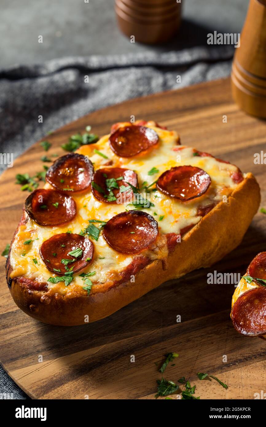 Pain de pizza maison Pepperoni avec basilic Banque D'Images
