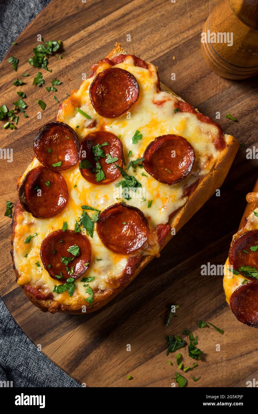 Pain de pizza maison Pepperoni avec basilic Banque D'Images