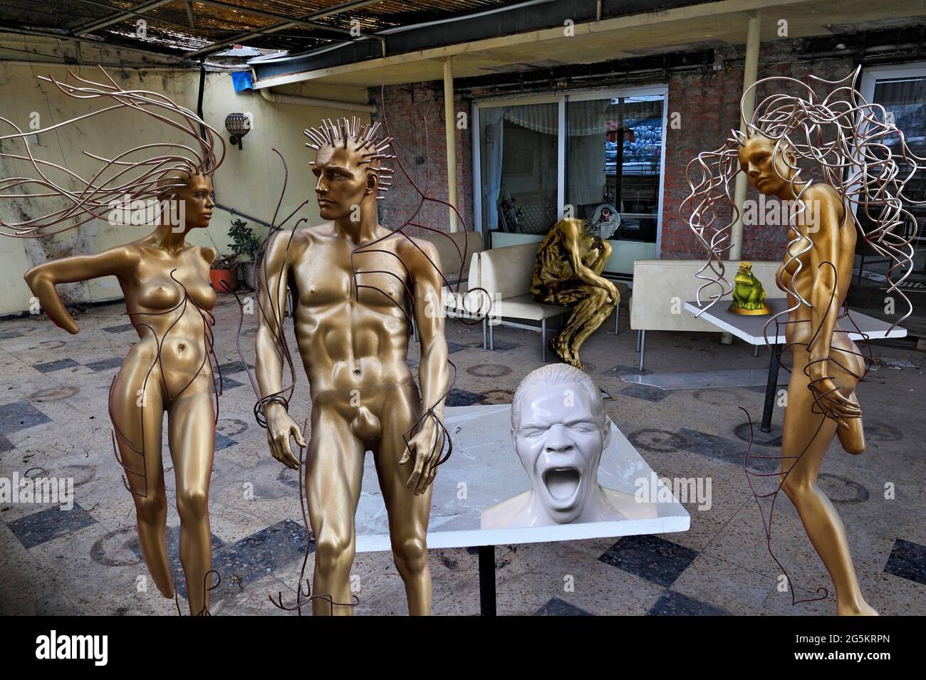 FOTOMONTAGE, les gardiens des lieux perdus, figurines métalliques, Allemagne, Europe Banque D'Images