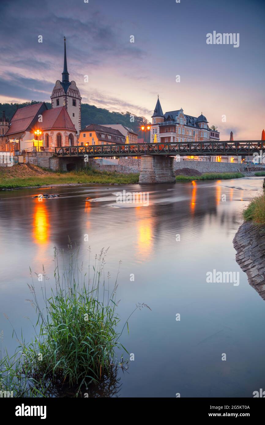 Gera, Allemagne. Image du paysage urbain de la vieille ville de Gera, Thuringe, Allemagne, avec l'église Sainte-Marie et le pont Untermhaus au coucher du soleil sur l'Elster blanc. Banque D'Images