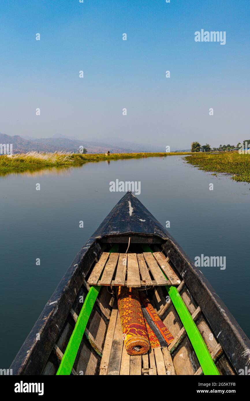 Bateau sur la partie sud du lac Inle, état de Shan, Myanmar, Asie Banque D'Images
