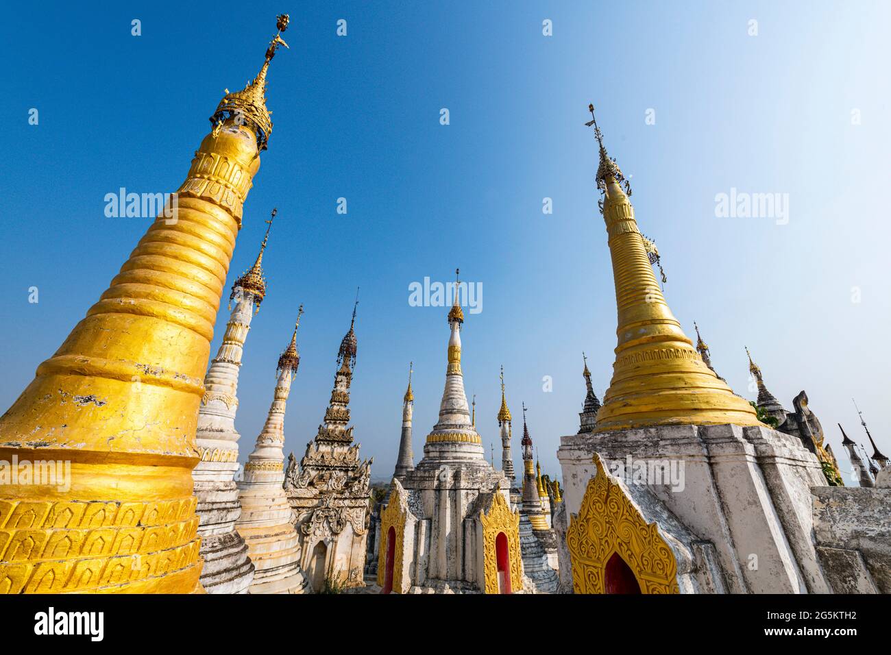Pagodes tombeau à la pagode Shwe Inn Dein, Auberge Thein, lac Inle, état de Shan, Myanmar, Asie Banque D'Images