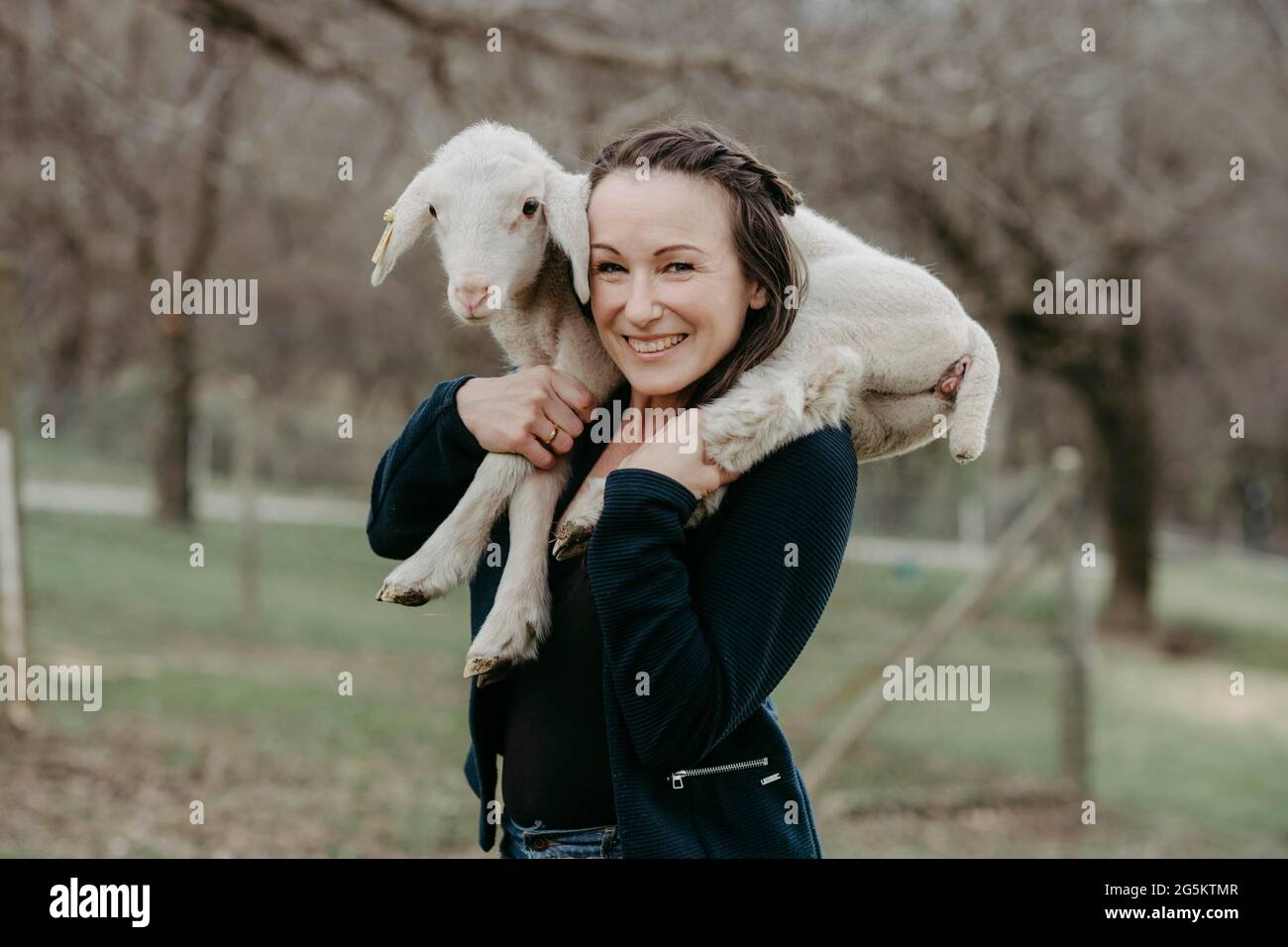 Femme avec agneau sur ses épaules, Autriche, Europe Banque D'Images