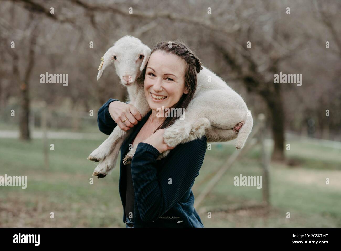 Femme avec agneau sur ses épaules, Autriche, Europe Banque D'Images
