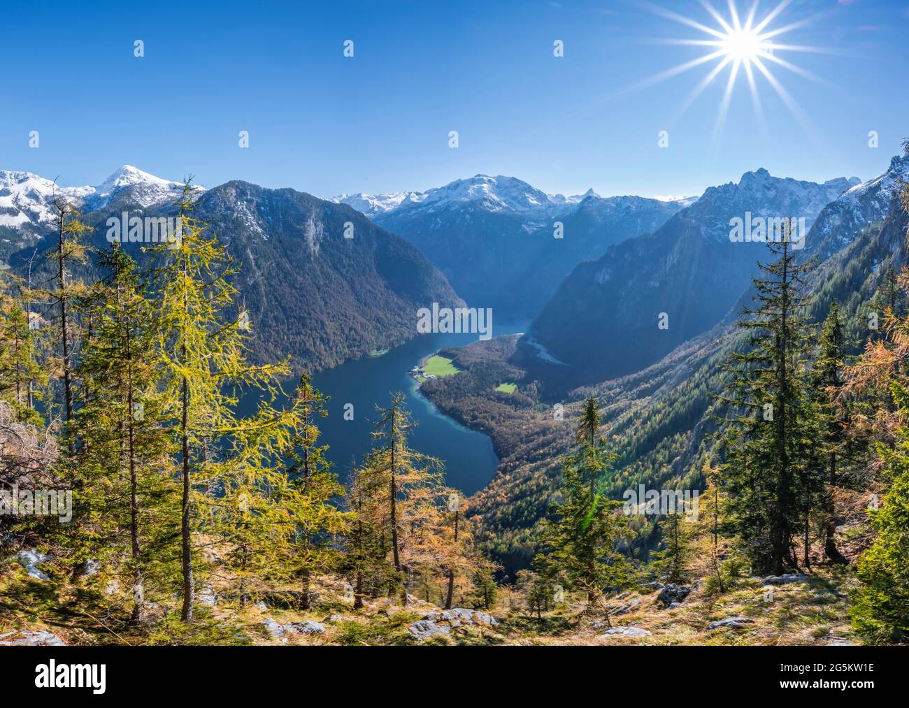 Vue panoramique sur la Königssee depuis l'Achenkanzel, la forêt automnale et les montagnes enneigées, le parc national de Berchtesgaden, Berchtesgadener Land, U Banque D'Images