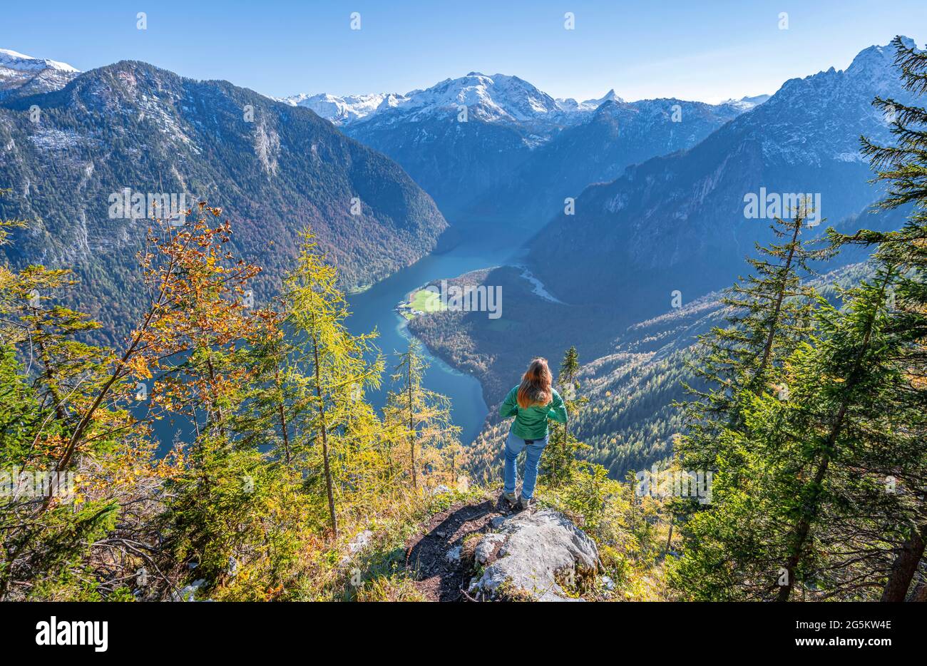 Vue panoramique sur le Königssee, jeune randonneur sur l'Achenkanzel, forêt automnale et montagnes enneigées, parc national de Berchtesgaden, Berchtesgade Banque D'Images