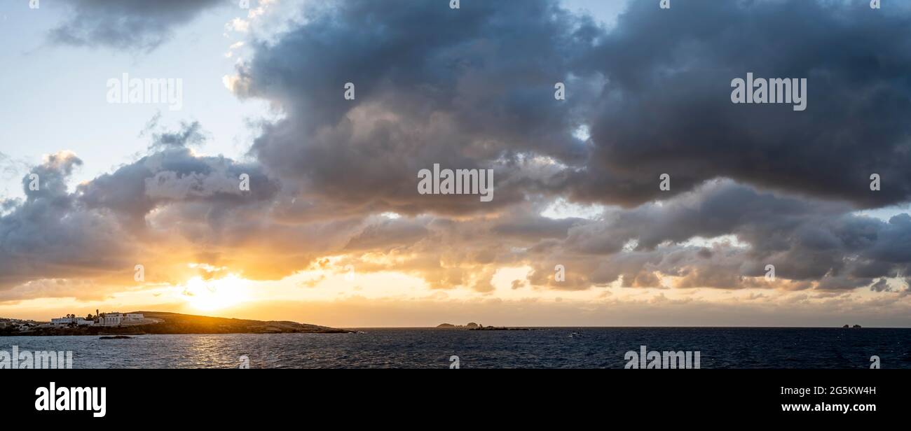Nuages dramatiques à la mer, coucher de soleil, Cyclades, Mer Egéé, Grèce, Europe Banque D'Images
