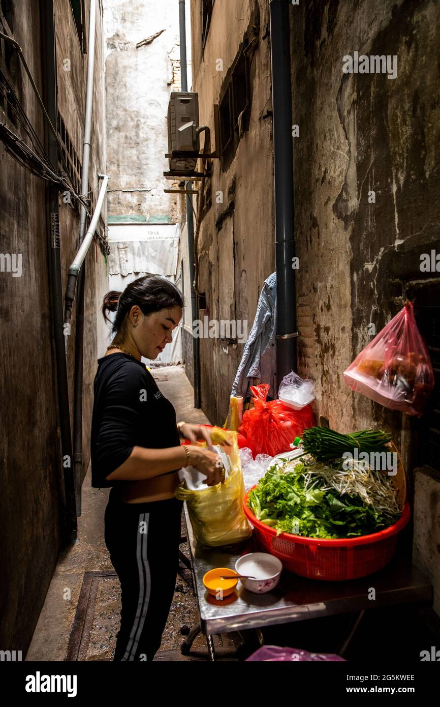 Avec Une allée arrière comme Cuisine, Un cuisinier prépare Une entrée de Pawn Banque D'Images